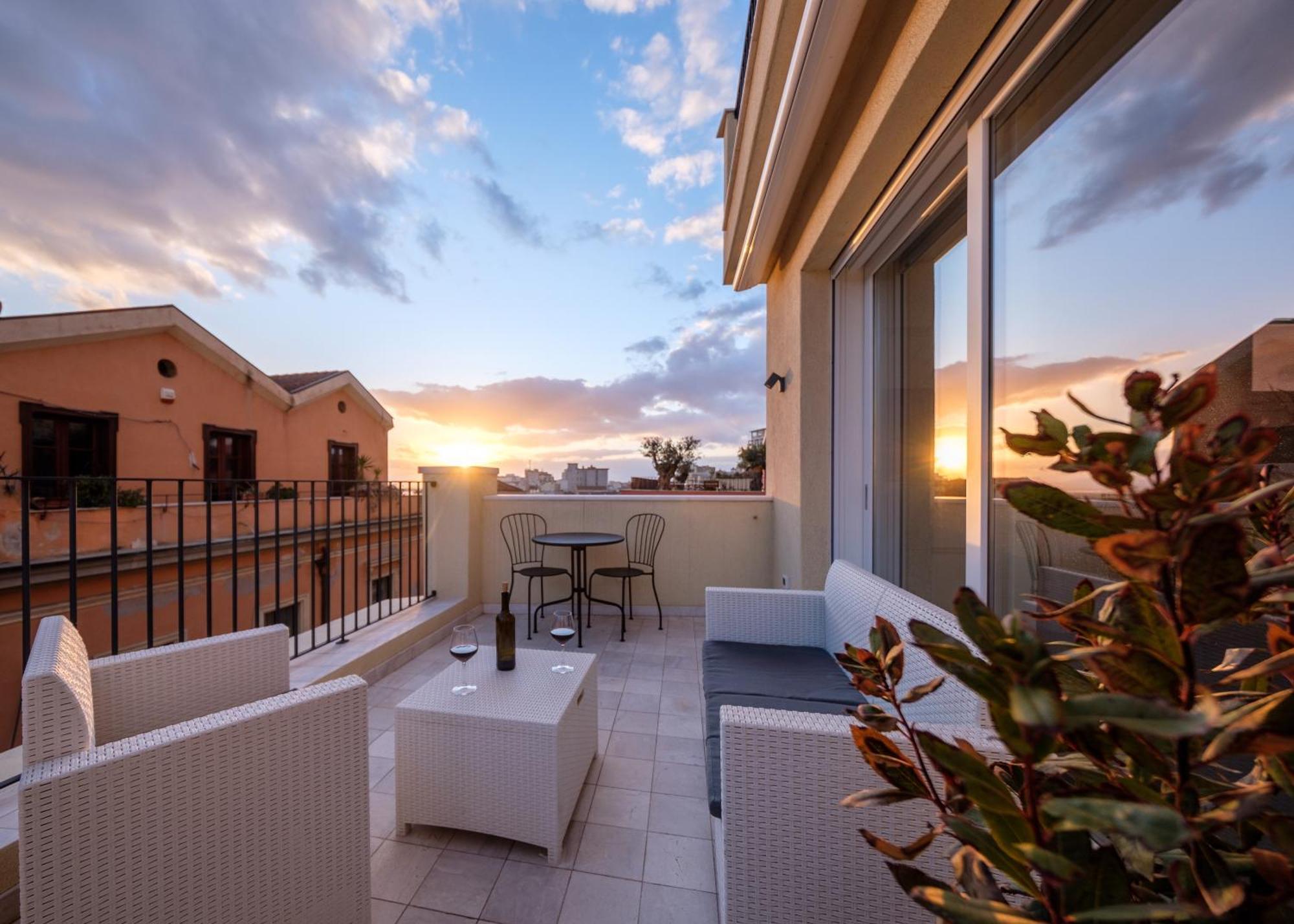 Luxury Suite La Terrazza In Pieno Centro In 칼리아리 외부 사진